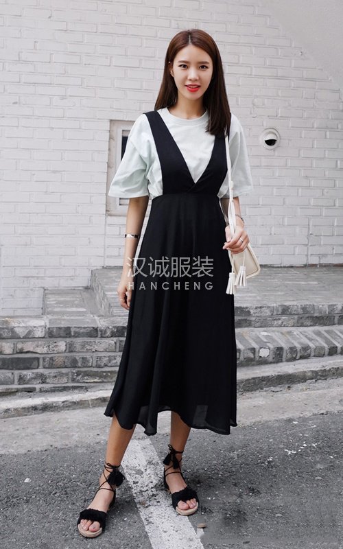 搭配背带裙 搭配背带裙