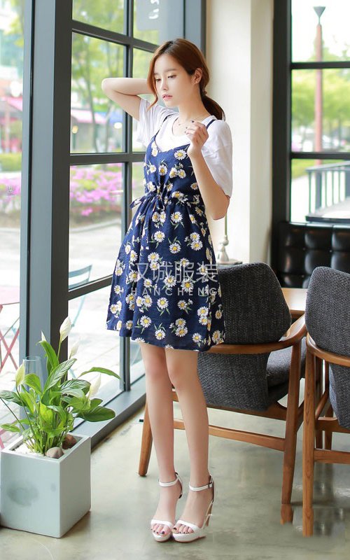 搭配蓝色印花吊带裙 搭配蓝色印花吊带裙